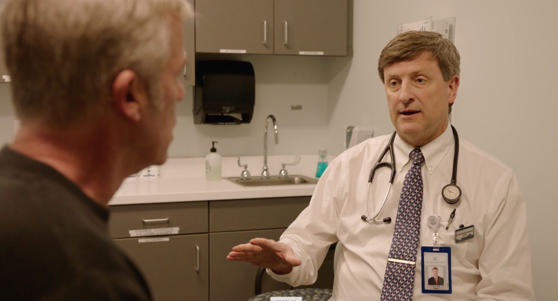 A cardiologist speaks to an older male patient about congestive heart failure