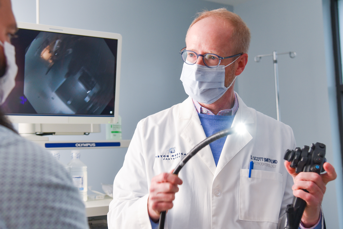 Gastroenterologist Dr. Scott Smith talks to a Tryon Endoscopy Center patient about their upcoming colonoscopy
